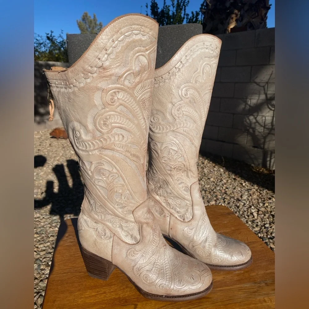 Bed|Stu Anna Sui Lucianna white hand tooled size 8 - Picture 1 of 7